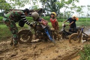 Seeruuu, Balapan Motor Kustom di Desa Sakerta